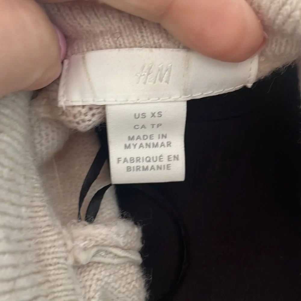 H &M top size XS, roomy top. Gorgeous Rhinestone buttons. Washable - Picture 3 of 3